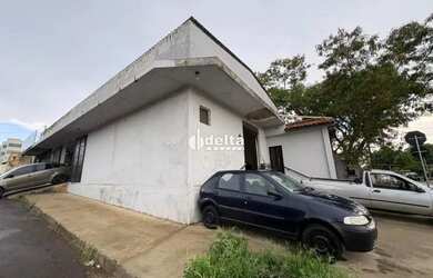 Imagem: O depósito possui 4 Vagas na garagem, 250m² de Área e está