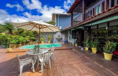 Imagem: A casa possui 4 Dormitórios, 5 Banheiros, 3 Vagas na garagem