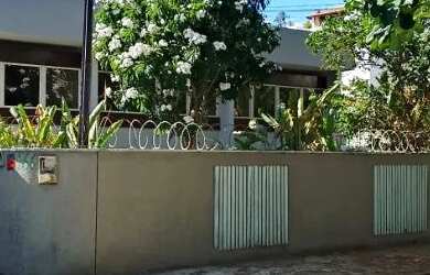 Imagem: A casa possui 5 Dormitórios, 3 Banheiros, 4 Vagas na garagem