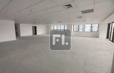 Imagem: O depósito possui 5 Vagas na garagem e 211m² de Área e está