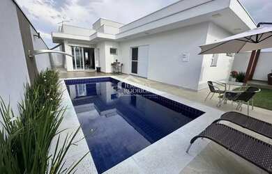 Imagem: A casa em condomínio possui 3 Dormitórios, 1 Banheiro, 2 Vagas