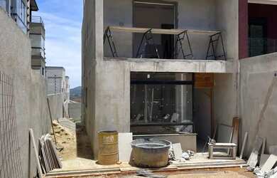 Imagem: A casa possui 3 Dormitórios, 5 Banheiros, 1 Vaga na garagem