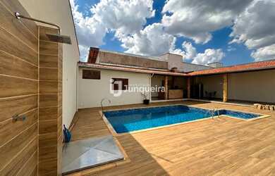 Imagem: A casa possui 3 Dormitórios, 4 Banheiros, 5 Vagas na garagem