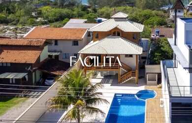 Imagem: A casa possui 3 Dormitórios, 3 Banheiros, 4 Vagas na garagem