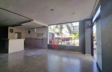 Imagem: O depósito possui 5 Vagas na garagem, 677m² de Área e está