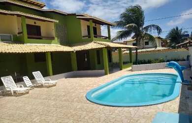 Imagem: A casa possui 5 Dormitórios, Acomodam 20 pessoas e está localizado