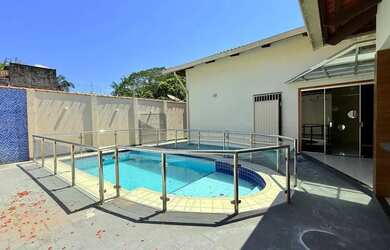 Imagem: A casa possui 3 Dormitórios, 1 Banheiro, 3 Vagas na garagem