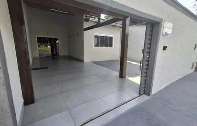 Imagem: A casa possui 3 Dormitórios, 2 Banheiros, 3 Vagas na garagem