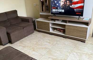 Imagem: A casa possui 3 Dormitórios, 2 Banheiros, 1 Vaga na garagem