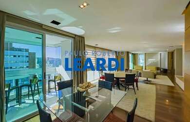 Imagem: O apartamento possui 5 Dormitórios, 5 Banheiros, 5 Vagas na