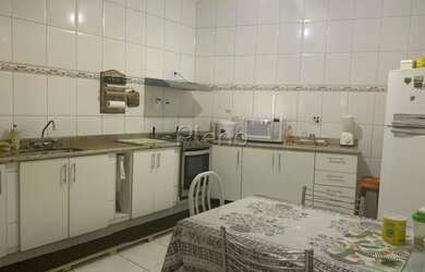 Imagem: A casa possui 2 Dormitórios, 1 Banheiro, 5 Vagas na garagem