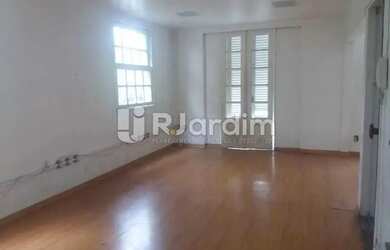 Imagem: A casa possui 5 Dormitórios, 2 Banheiros, 2 Vagas na garagem