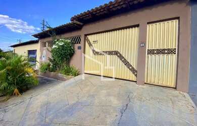 Imagem: A casa possui 4 Dormitórios, 2 Banheiros, 2 Vagas na garagem