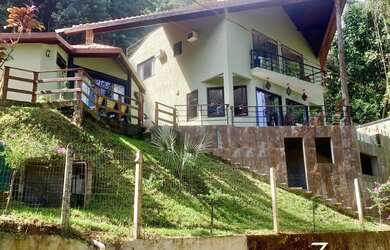 Imagem: A casa possui 5 Dormitórios, 5 Banheiros, 2 Vagas na garagem