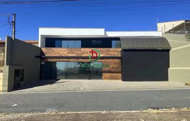 Imagem: O depósito possui 4 Vagas na garagem e 334m² de Área e está