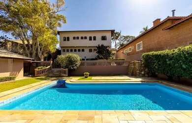 Imagem: A casa possui 4 Dormitórios, 5 Banheiros, 5 Vagas na garagem