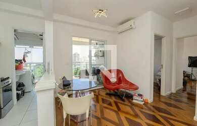 Imagem: O apartamento possui 2 Dormitórios, 1 Banheiro, 1 Vaga na garagem