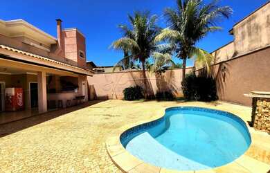 Imagem: A casa possui 4 Dormitórios, 5 Banheiros, 5 Vagas na garagem