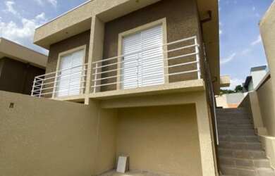 Imagem: A casa possui 2 Dormitórios, 2 Banheiros, 2 Vagas na garagem