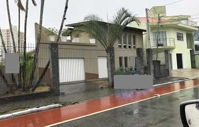 Imagem: A casa possui 3 Dormitórios, 2 Banheiros, 2 Vagas na garagem