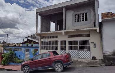 Imagem: A casa possui 3 Dormitórios, 2 Banheiros, 2 Vagas na garagem