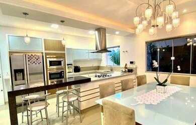 Imagem: A casa possui 4 Dormitórios, 5 Banheiros, 4 Vagas na garagem