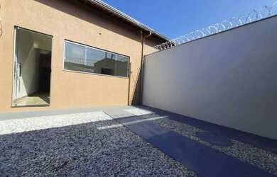 Imagem: A casa possui 2 Dormitórios, 1 Banheiro, 1 Vaga na garagem