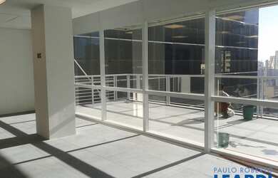 Imagem: O depósito possui 4 Vagas na garagem, 356m² de Área e está