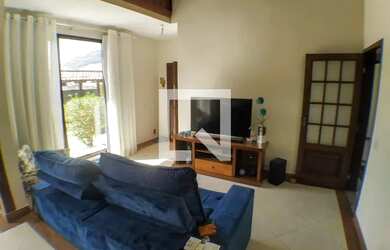 Imagem: A casa possui 3 Dormitórios, 4 Banheiros, 5 Vagas na garagem