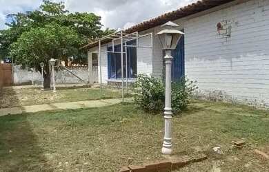 Imagem: A casa possui 4 Dormitórios, 4 Banheiros e 5 Vagas na garagem