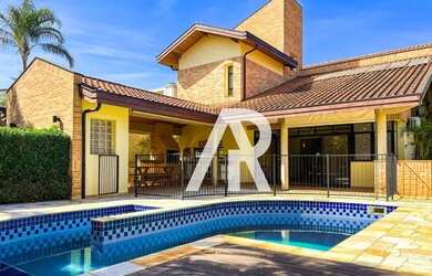 Imagem: A casa possui 3 Dormitórios, 5 Banheiros, 5 Vagas na garagem