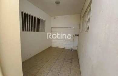 Imagem: A casa possui 3 Dormitórios, 1 Banheiro, 1 Vaga na garagem