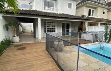 Imagem: A casa em condomínio possui 4 Dormitórios, 5 Banheiros, 2