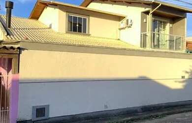 Imagem: A casa possui 2 Dormitórios, 2 Banheiros, 1 Vaga na garagem