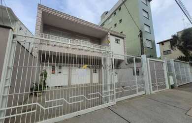 Imagem: A casa possui 4 Dormitórios, 3 Banheiros, 5 Vagas na garagem