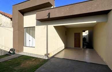 Imagem: A casa possui 3 Dormitórios, 2 Banheiros, 2 Vagas na garagem