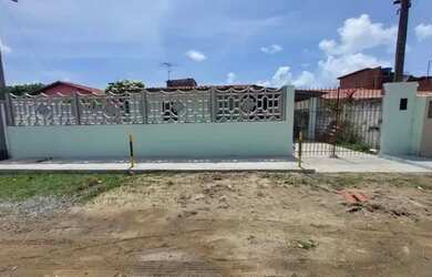 Imagem: A casa possui 4 Dormitórios, 2 Banheiros, 5 Vagas na garagem