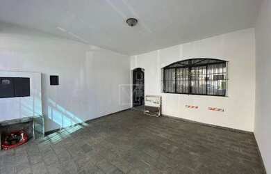 Imagem: O depósito possui 2 Vagas na garagem e 178m² de Área e está