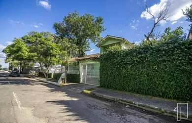 Imagem: A casa possui 3 Dormitórios, 2 Banheiros, 4 Vagas na garagem