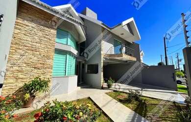 Imagem: A casa possui 4 Dormitórios, 5 Banheiros, 3 Vagas na garagem