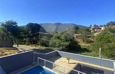 Imagem: A casa possui 4 Dormitórios, 3 Banheiros, 2 Vagas na garagem