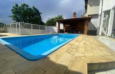 Imagem: A casa possui 4 Dormitórios, 5 Banheiros, 4 Vagas na garagem