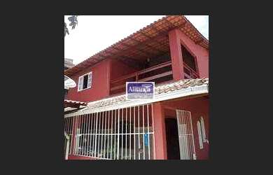 Imagem: A casa possui 4 Dormitórios, 2 Banheiros, 3 Vagas na garagem