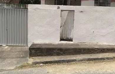 Imagem: A casa possui 2 Dormitórios, 1 Banheiro, 2 Vagas na garagem