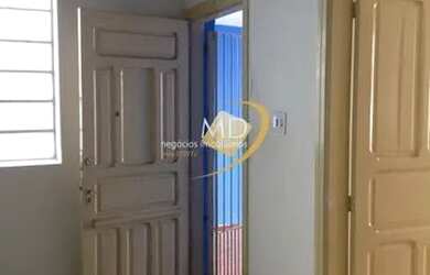 Imagem: A casa possui 1 Dormitório, 1 Banheiro, 1 Vaga na garagem