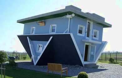 Imagem: A casa possui 3 Dormitórios, 2 Banheiros, 2 Vagas na garagem