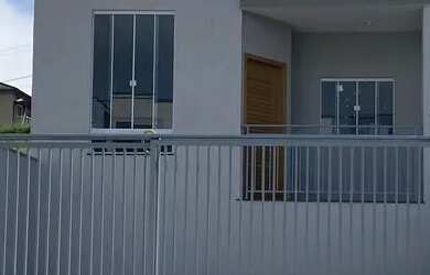 Imagem: A casa possui 3 Dormitórios, 2 Banheiros, 2 Vagas na garagem