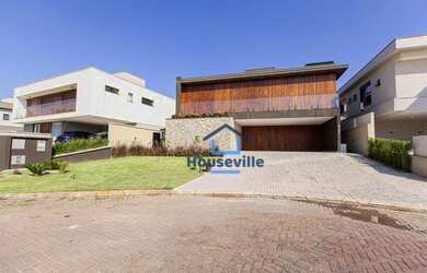 Imagem: A casa em condomínio possui 4 Dormitórios, 5 Banheiros e 400m²