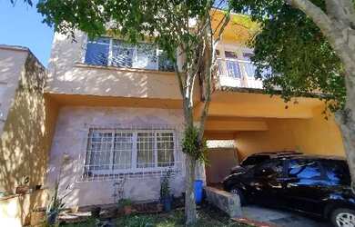 Imagem: A casa possui 4 Dormitórios, 4 Banheiros, 5 Vagas na garagem