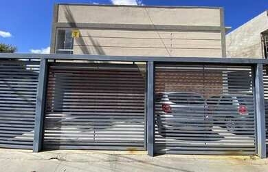 Imagem: A casa possui 4 Dormitórios, 2 Banheiros, 3 Vagas na garagem